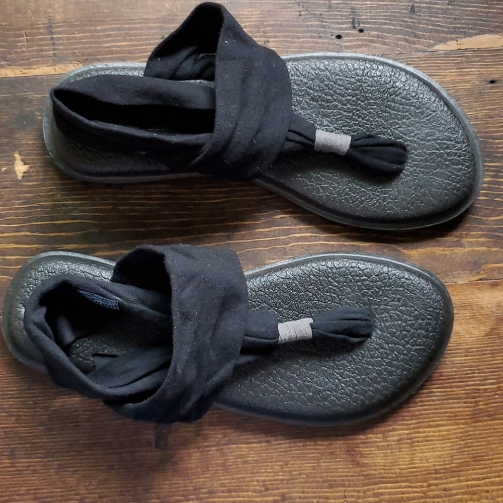 Black Sanuk Yoga Mat sling back flip flops Size 7